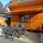 Sonnenstrahlen auf der Terrasse genießen